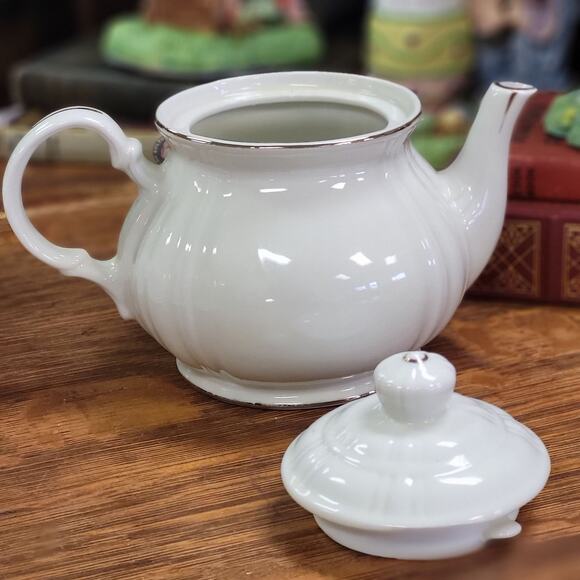 Regal Manor Fine China Teapot by Robinson Design Group, Made in Japan 1989 - Picture 4 of 10
